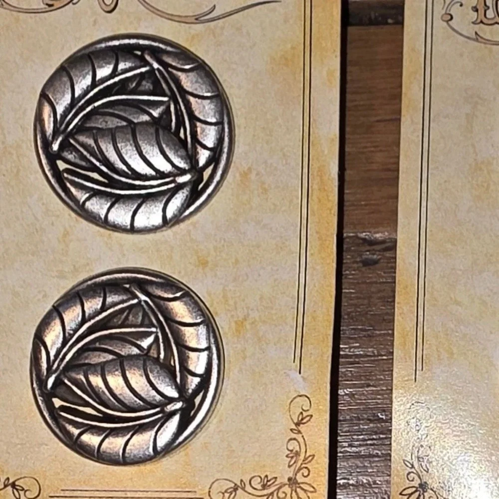 La Mode Buttons Silver Leaf Embossed Round Vintage Style 1708 0.75in